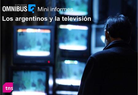 Los argentinos y la televisión. 2  7 de cada 10 argentinos declaran que la TV es negativa para los chicos y adolescentes.  La mitad de la población.