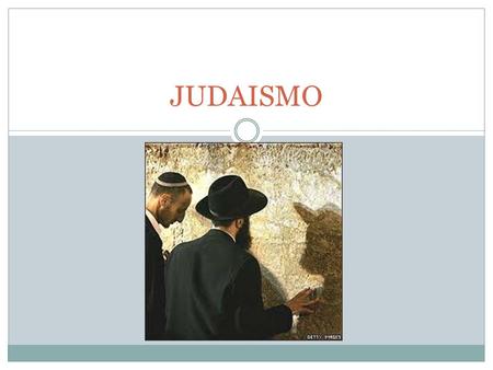 JUDAISMO. El término judaísmo se refiere a las creencias, la tradición y la cultura del pueblo judío. es la más antigua de las tres religiones monoteístas.