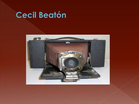 Cecil Beatón nació en Londres en 1904 Creció bajo la fascinación de las revistas de sociedad y las fotos que allí encontraba. En 1915 le regalan su primera.