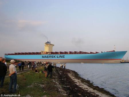 Carga hasta 15.000 Contenedores Contruído solo para alta mar, no pasa el Canal de Suez ni el Canal de Panamá.