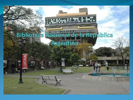 Instalada desde 1994 en el barrio de Recoleta, Ciudad de Buenos Aires, cercana al Río de la Plata Cual mesa de trabajo o árbol de la Sabiduría, la Biblioteca.
