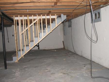 el sótano el garaje la sala el piso las escaleras.