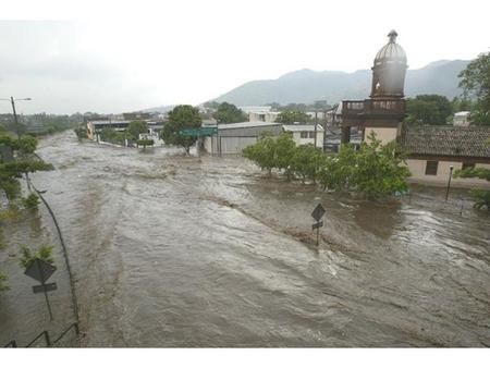 GUATEMALA NECESITA AYUDA… No se imaginan la cantidad de damnificados que hay por las lluvias. Hay varios muertos, heridos, personas.