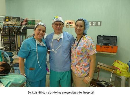 Dr. Luis Gil con dos de las anestesistas del hospital.