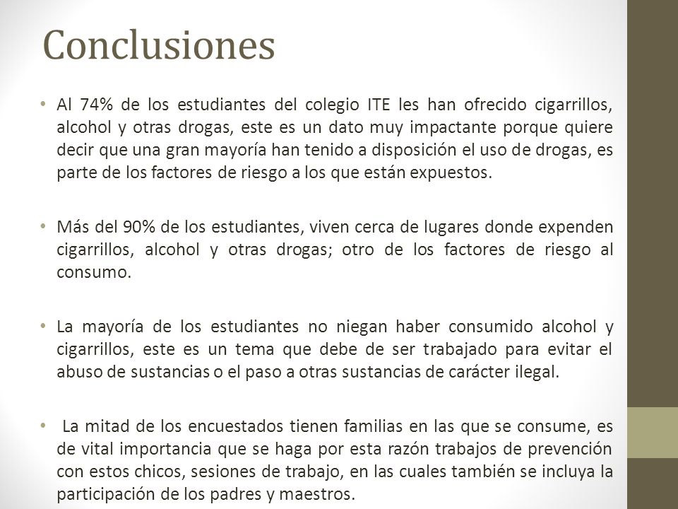 La persona ha dejado a beber el verso para que