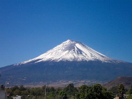 El Popocatépetl Su nombre, proveniente de la lengua náhuatl, compuesto por Popōca 'que humea' y tepētl «Volcan» o «No habitable», La terminación petl