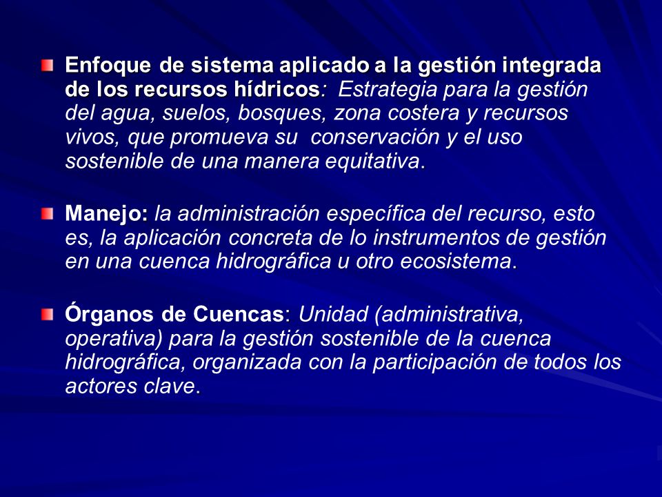 Enfoque de sistema aplicado a la gestión integrada de los recursos hídricos: Estrategia para la gestión del agua, suelos, bosques, zona costera y recursos vivos, que promueva su conservación y el uso sostenible de una manera equitativa.