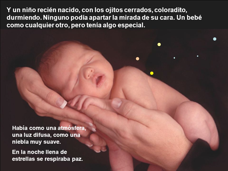 Y un niño recién nacido, con los ojitos cerrados, coloradito, durmiendo. Ninguno podía apartar la mirada de su cara. Un bebé como cualquier otro, pero tenía algo especial.