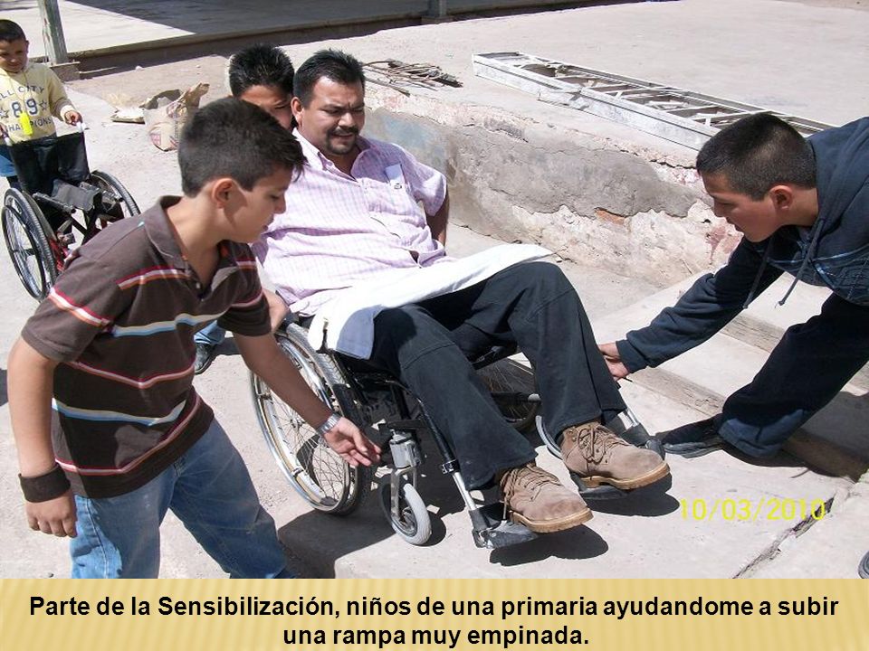 Parte de la Sensibilización, niños de una primaria ayudandome a subir