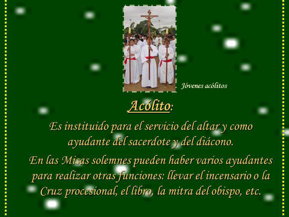 Jóvenes acólitos Acólito: Es instituido para el servicio del altar y como ayudante del sacerdote y del diácono.