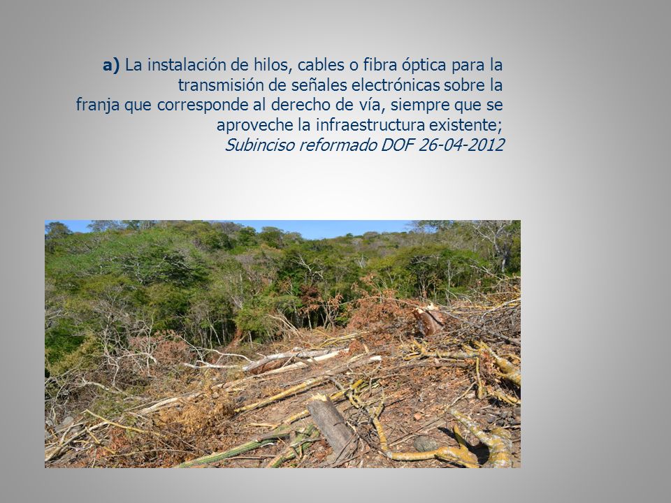 a) La instalación de hilos, cables o fibra óptica para la transmisión de señales electrónicas sobre la