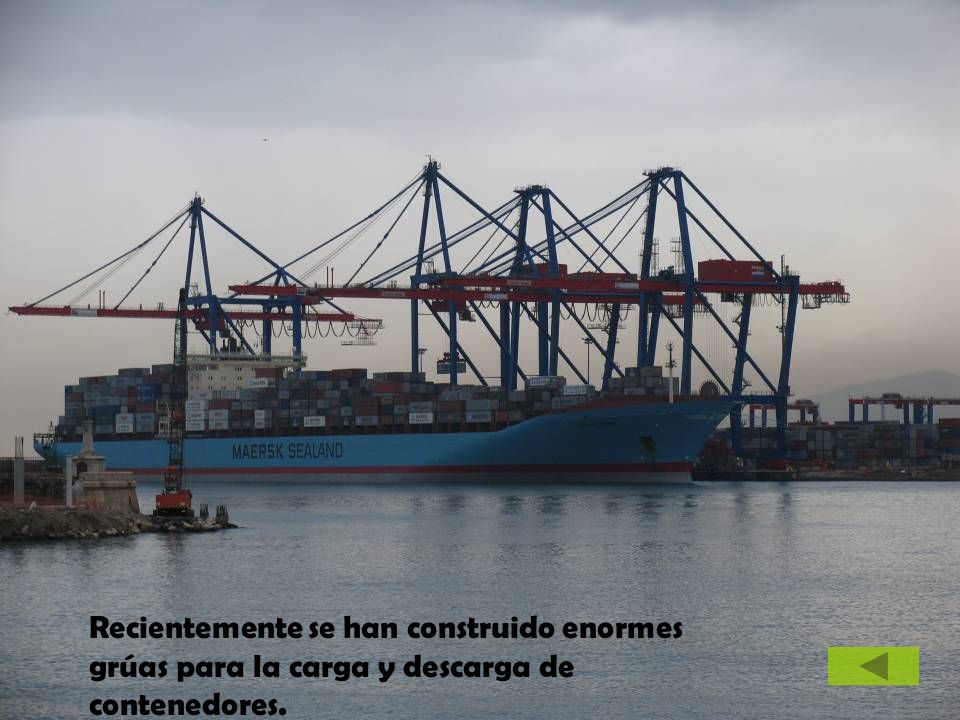 Recientemente se han construido enormes grúas para la carga y descarga de contenedores.
