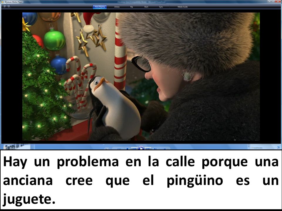 Hay un problema en la calle porque una anciana cree que el pingüino es un juguete.