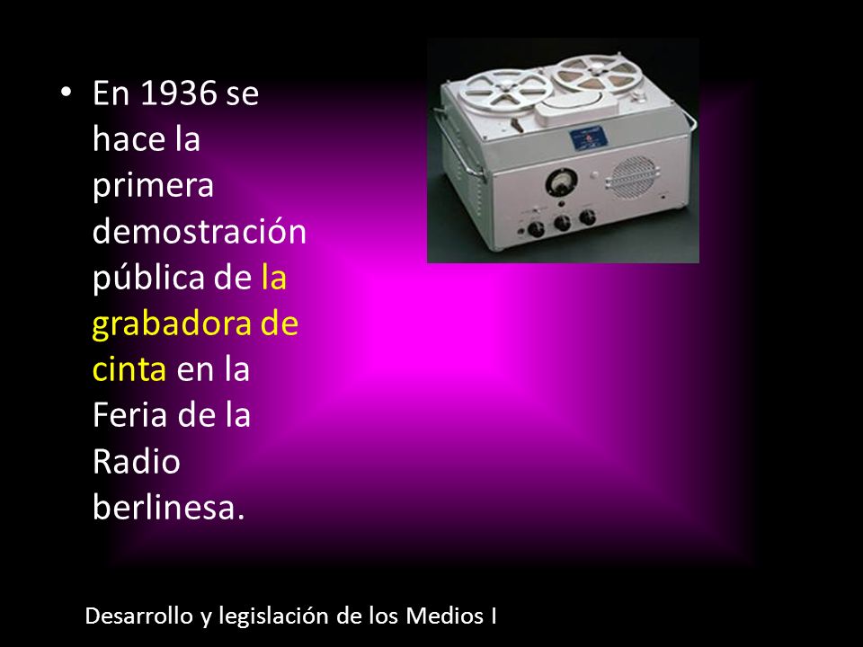 En 1936 se hace la primera demostración pública de la grabadora de cinta en la Feria de la Radio berlinesa.