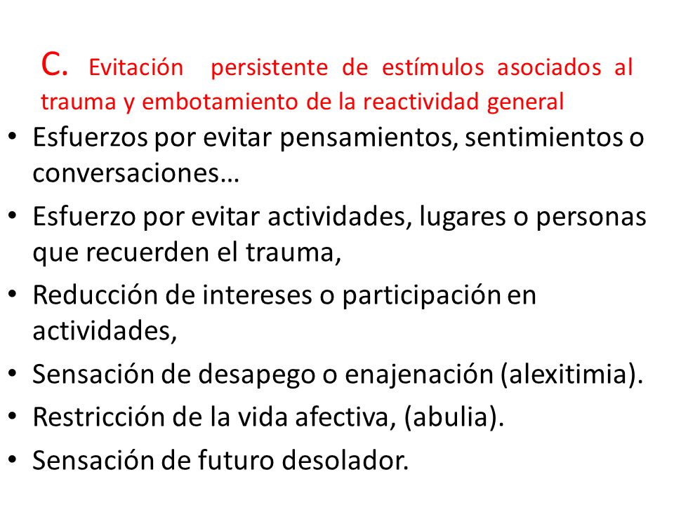 C. Evitación persistente de estímulos asociados al trauma y embotamiento de la reactividad general