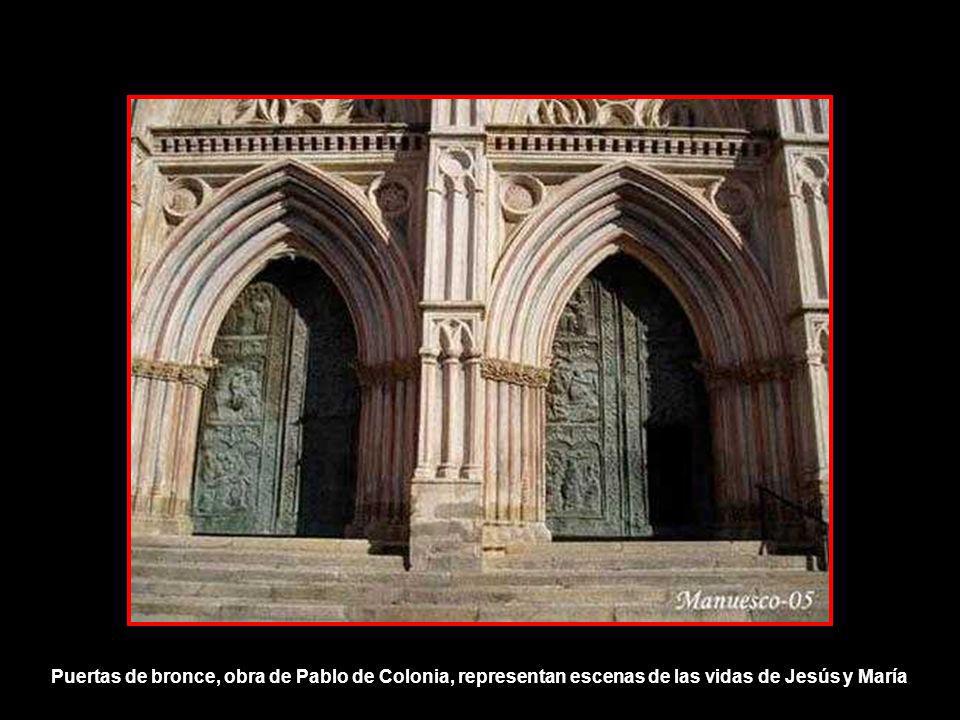 Puertas de bronce, obra de Pablo de Colonia, representan escenas de las vidas de Jesús y María
