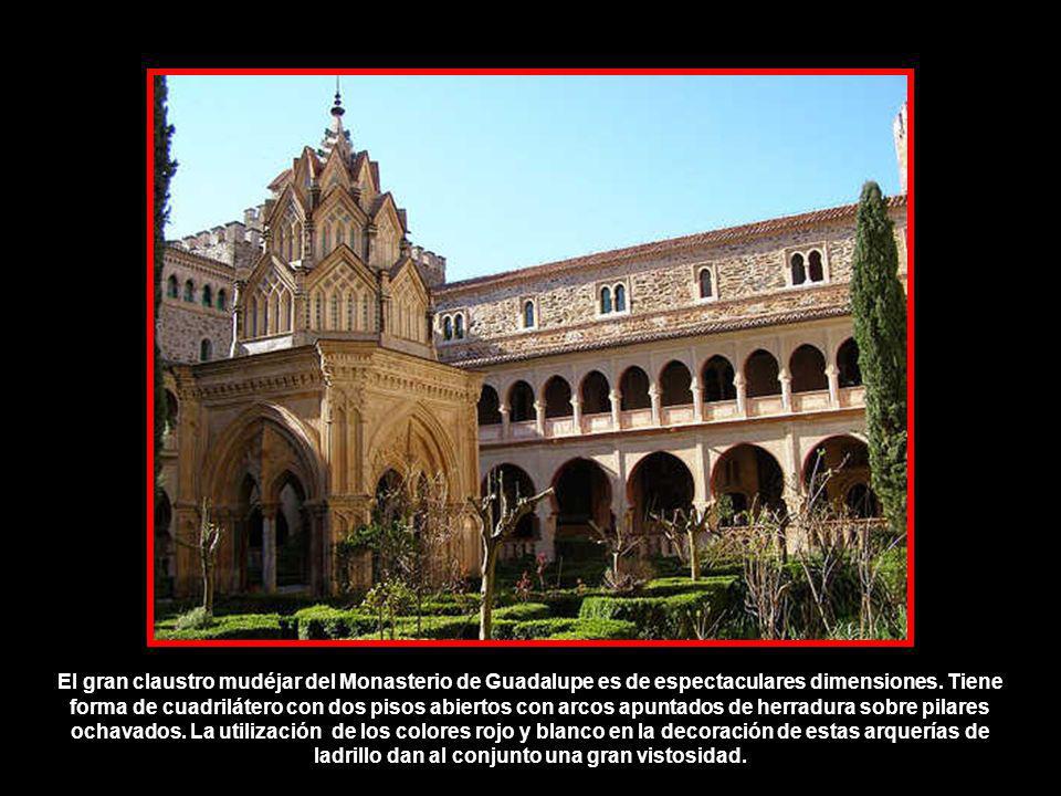El gran claustro mudéjar del Monasterio de Guadalupe es de espectaculares dimensiones.