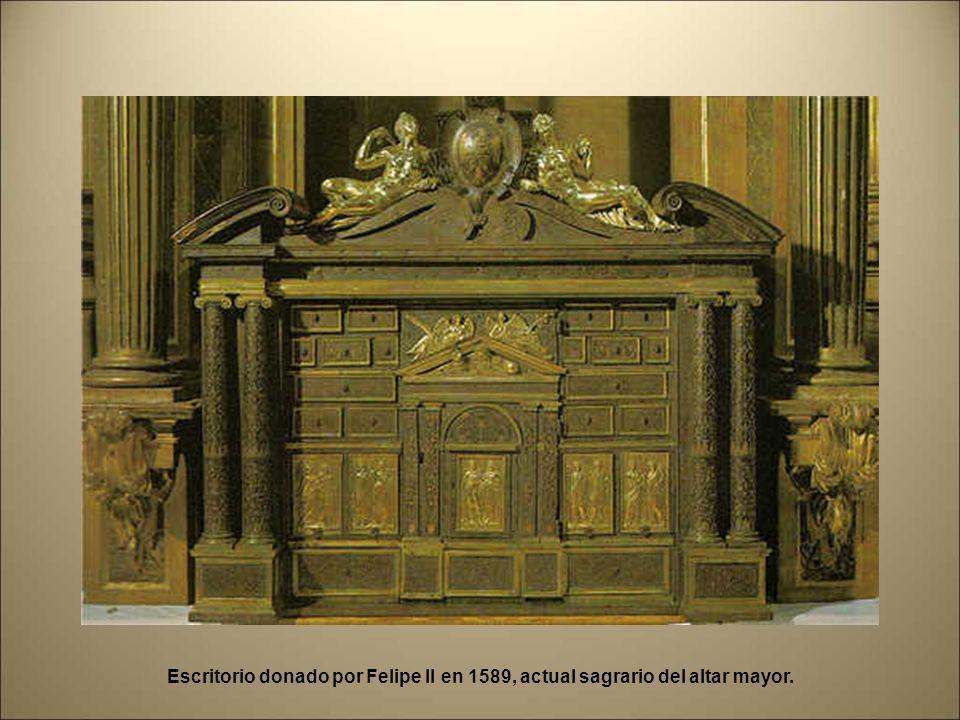 Escritorio donado por Felipe II en 1589, actual sagrario del altar mayor.