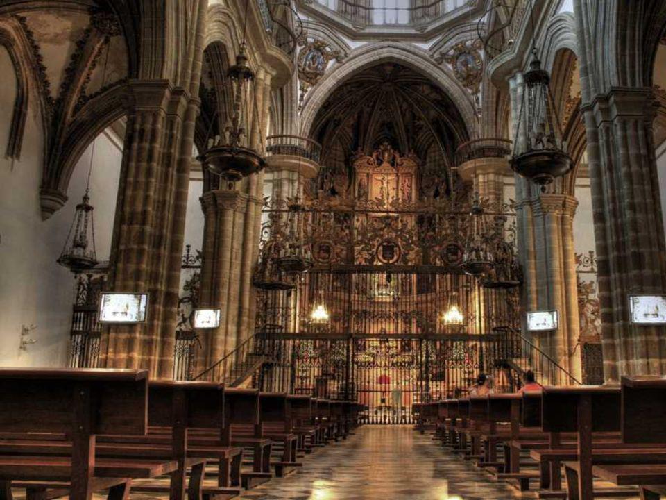Una de las rejas más hermosas de España, separa el crucero de las naves.