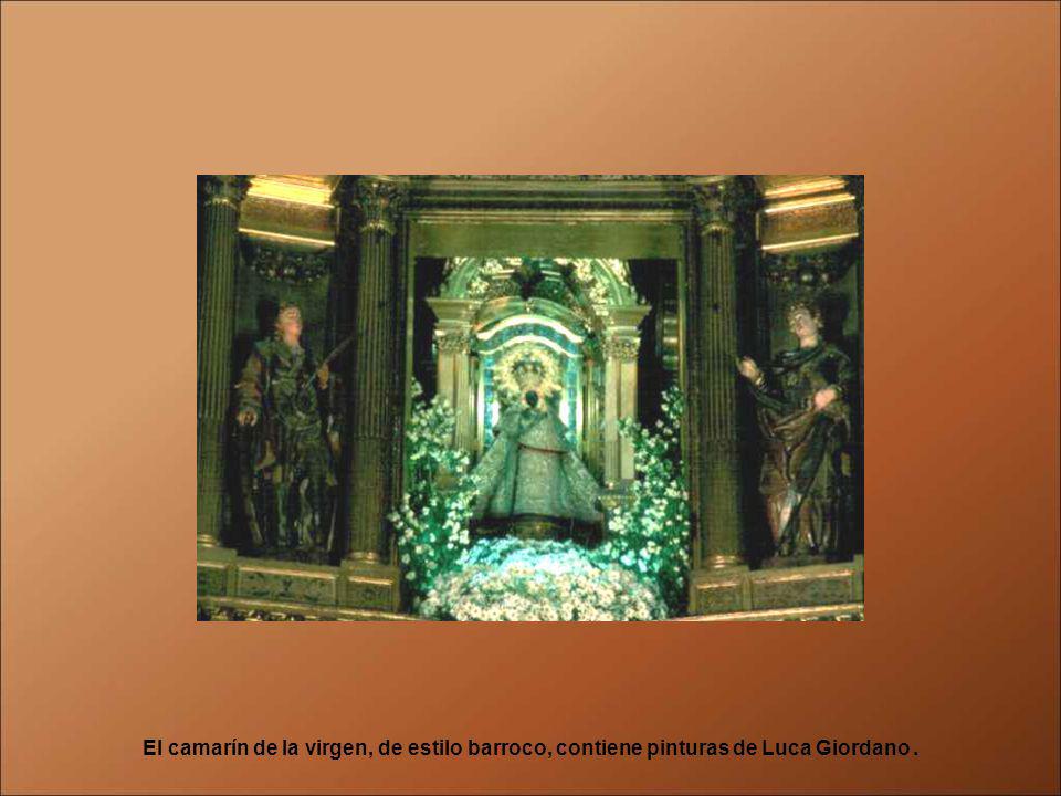 El camarín de la virgen, de estilo barroco, contiene pinturas de Luca Giordano .