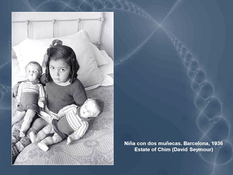 Niña con dos muñecas. Barcelona, 1936 Estate of Chim (David Seymour)