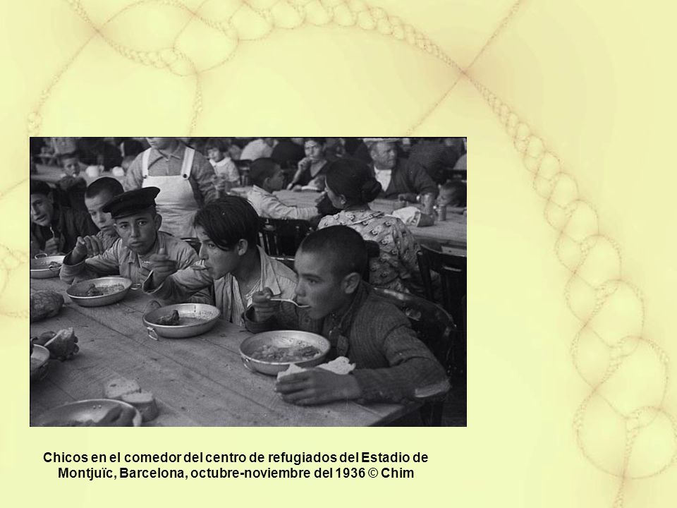 Chicos en el comedor del centro de refugiados del Estadio de Montjuïc, Barcelona, octubre-noviembre del 1936 © Chim