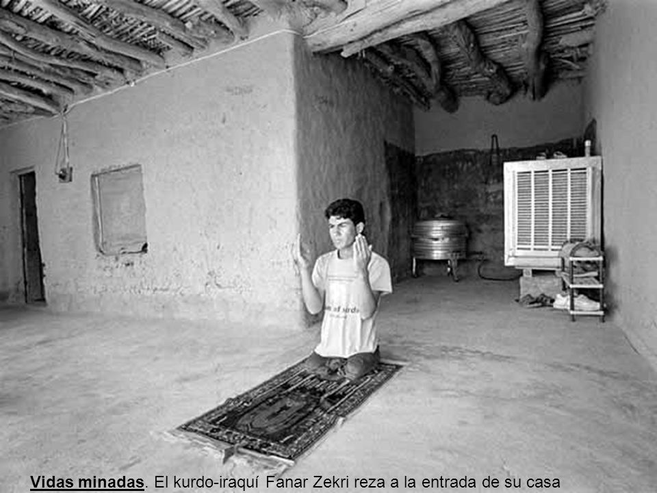 Vidas minadas. El kurdo-iraquí Fanar Zekri reza a la entrada de su casa