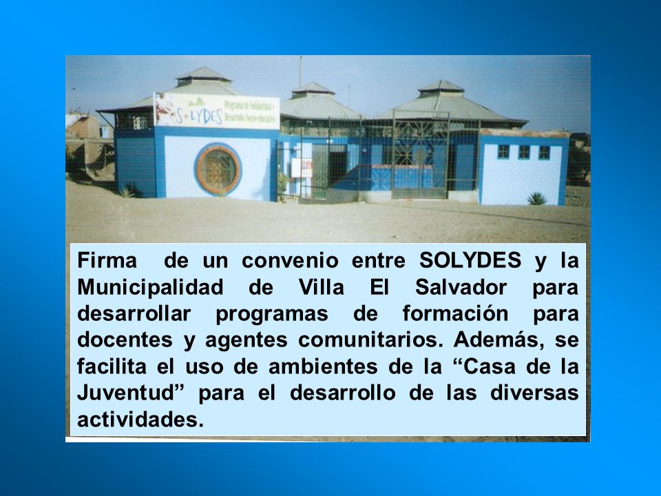 Firma de un convenio entre SOLYDES y la Municipalidad de Villa El Salvador para desarrollar programas de formación para docentes y agentes comunitarios.