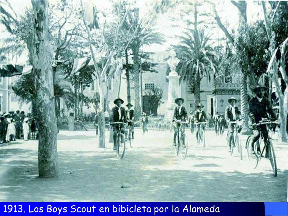 1913. Los Boys Scout en bibicleta por la Alameda