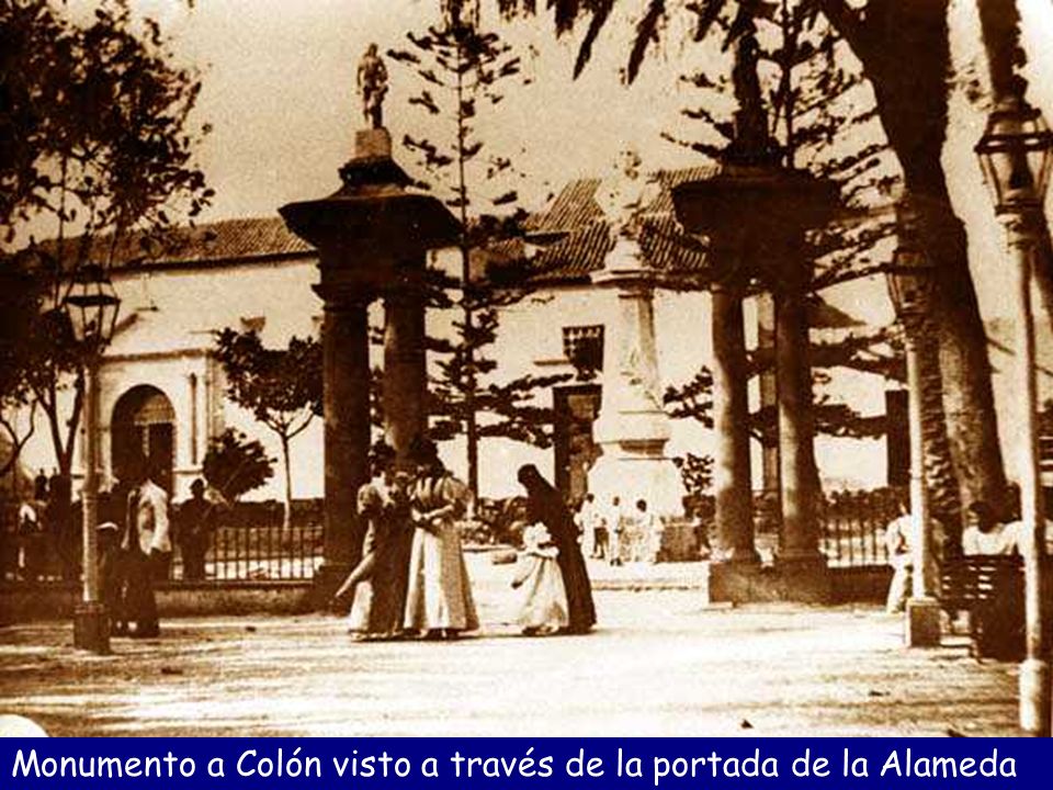 Monumento a Colón visto a través de la portada de la Alameda