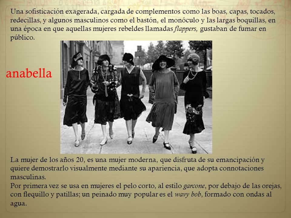 Una sofisticación exagerada, cargada de complementos como las boas, capas, tocados, redecillas, y algunos masculinos como el bastón, el monóculo y las largas boquillas, en una época en que aquellas mujeres rebeldes llamadas flappers, gustaban de fumar en público.
