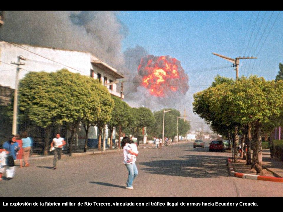 La explosión de la fábrica militar de Río Tercero, vinculada con el tráfico ilegal de armas hacia Ecuador y Croacia.