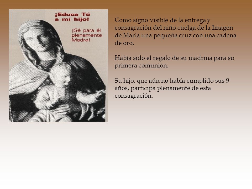 Como signo visible de la entrega y consagración del niño cuelga de la Imagen de Maria una pequeña cruz con una cadena de oro.