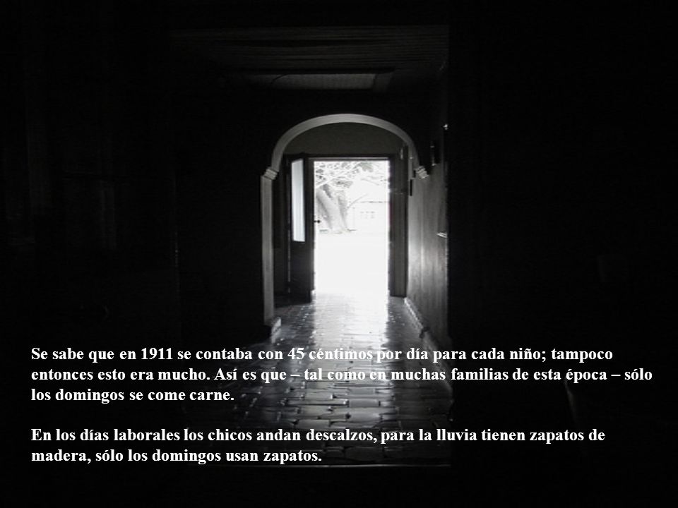 Se sabe que en 1911 se contaba con 45 céntimos por día para cada niño; tampoco entonces esto era mucho. Así es que – tal como en muchas familias de esta época – sólo los domingos se come carne.
