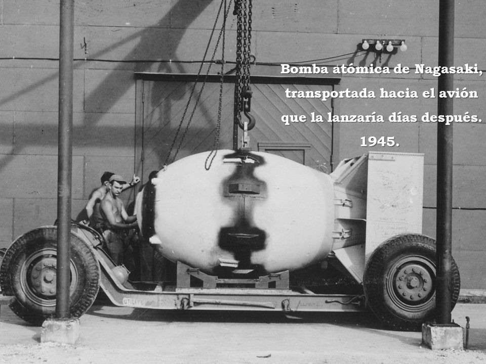 Bomba atómica de Nagasaki, transportada hacia el avión que la lanzaría días después