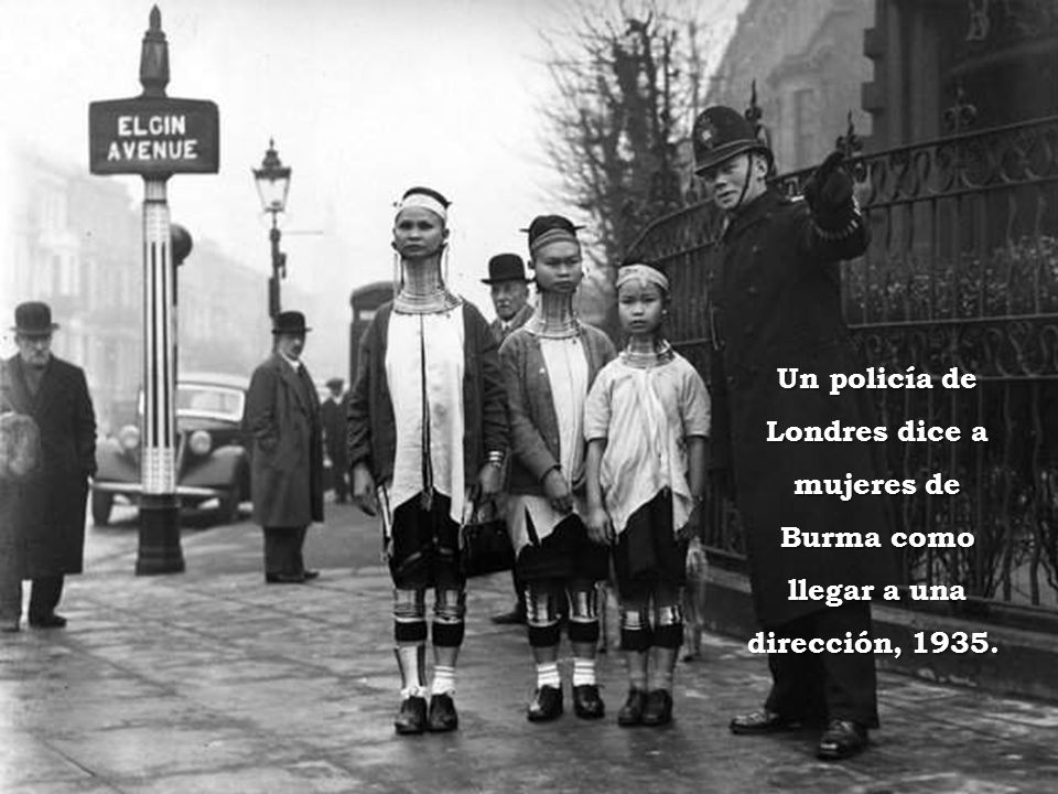 Un policía de Londres dice a mujeres de Burma como llegar a una dirección,