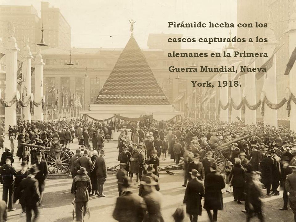 Pirámide hecha con los cascos capturados a los alemanes en la Primera Guerra Mundial, Nueva York,