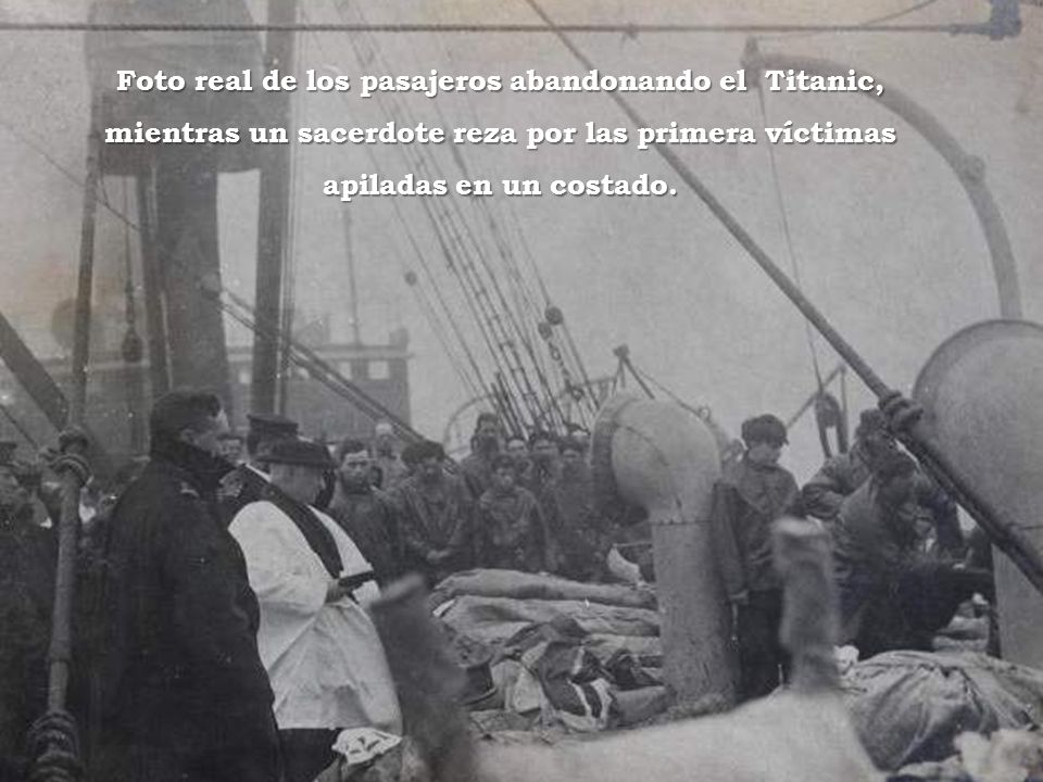 Foto real de los pasajeros abandonando el Titanic, mientras un sacerdote reza por las primera víctimas apiladas en un costado.