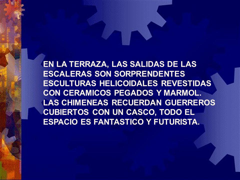 EN LA TERRAZA, LAS SALIDAS DE LAS ESCALERAS SON SORPRENDENTES ESCULTURAS HELICOIDALES REVESTIDAS