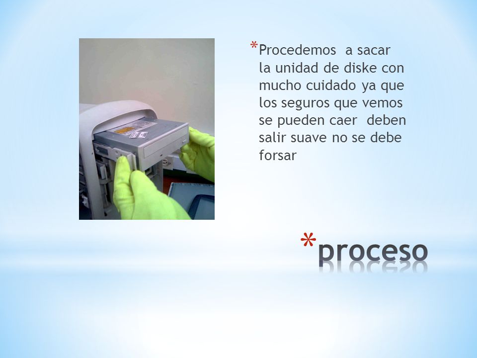 Procedemos a sacar la unidad de diske con mucho cuidado ya que los seguros que vemos se pueden caer deben salir suave no se debe forsar