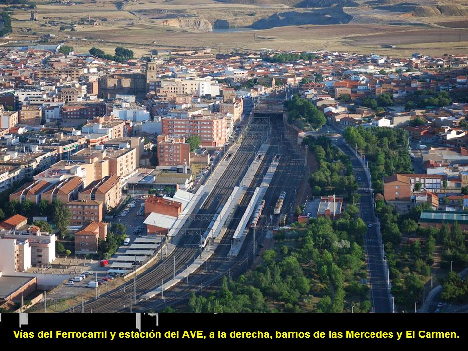 Vías del Ferrocarril y estación del AVE, a la derecha, barrios de las Mercedes y El Carmen.