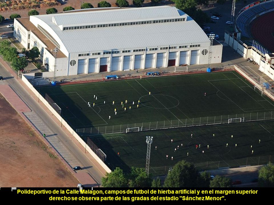Polideportivo de la Calle Malagon, campos de futbol de hierba artificial y en el margen superior derecho se observa parte de las gradas del estadio Sánchez Menor .