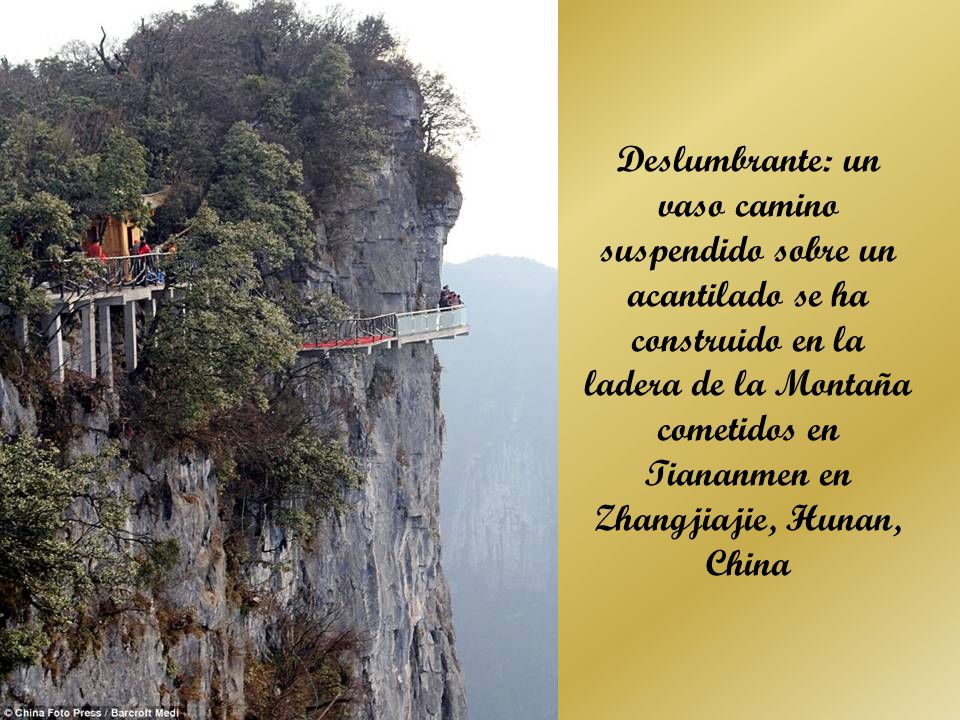 Deslumbrante: un vaso camino suspendido sobre un acantilado se ha construido en la ladera de la Montaña cometidos en Tiananmen en Zhangjiajie, Hunan, China