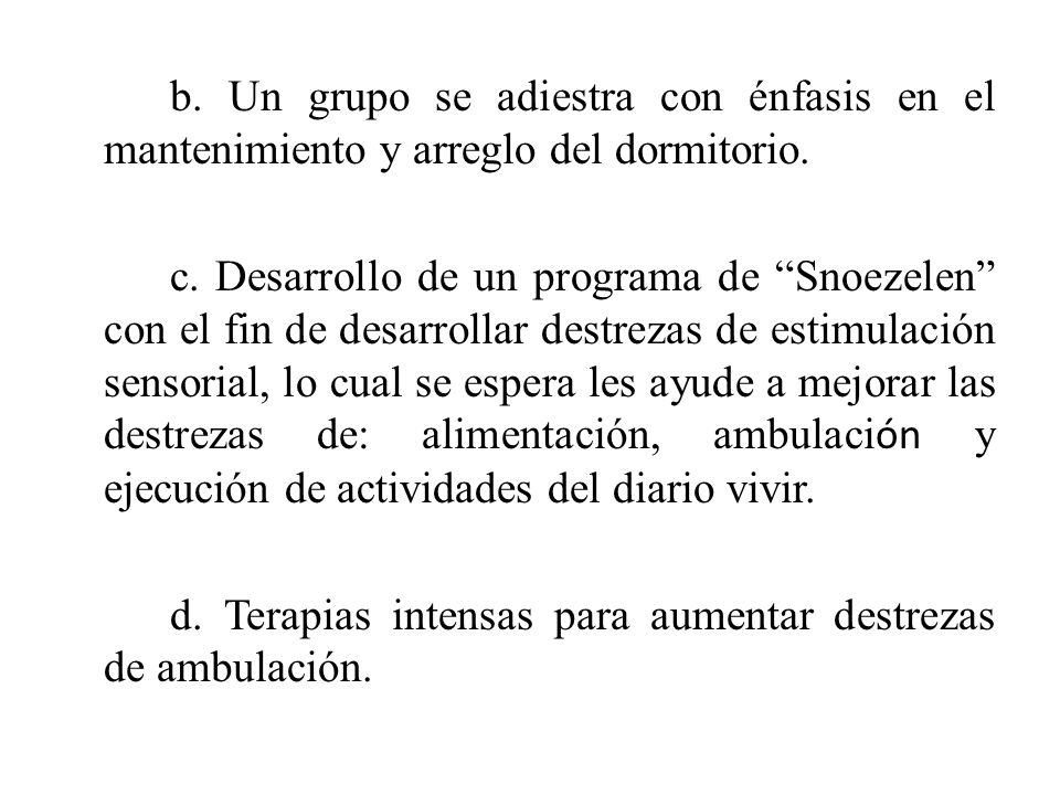 b. Un grupo se adiestra con énfasis en el mantenimiento y arreglo del dormitorio.