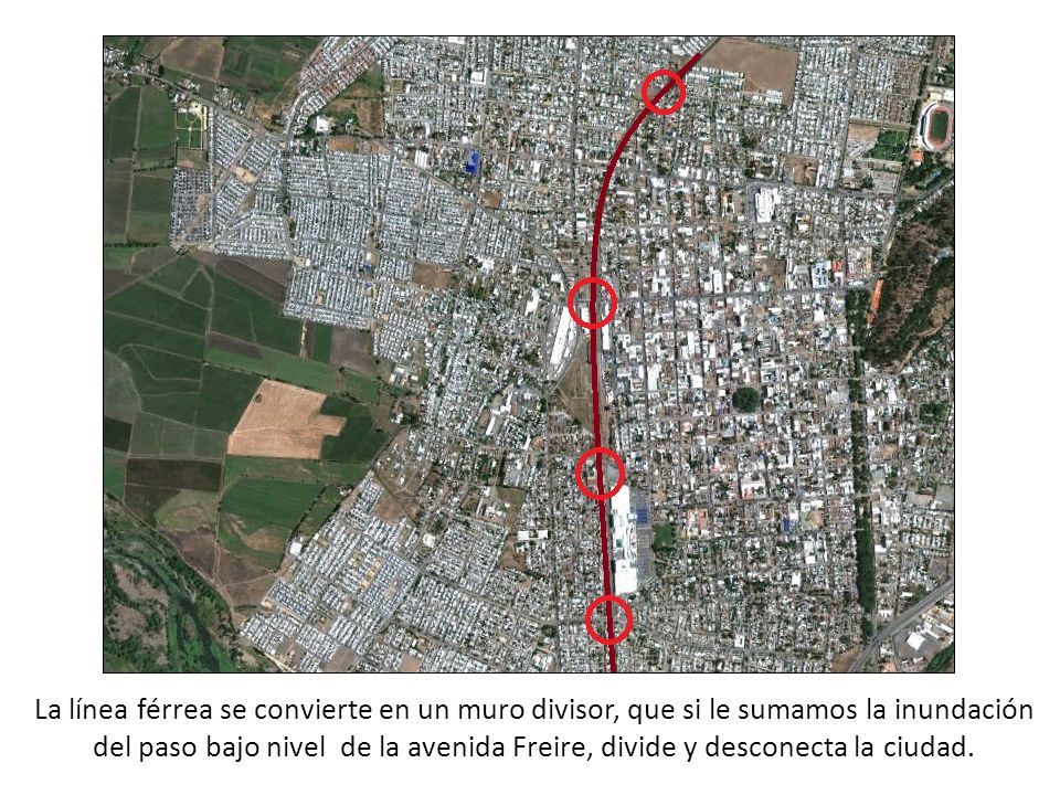 La línea férrea se convierte en un muro divisor, que si le sumamos la inundación del paso bajo nivel de la avenida Freire, divide y desconecta la ciudad.