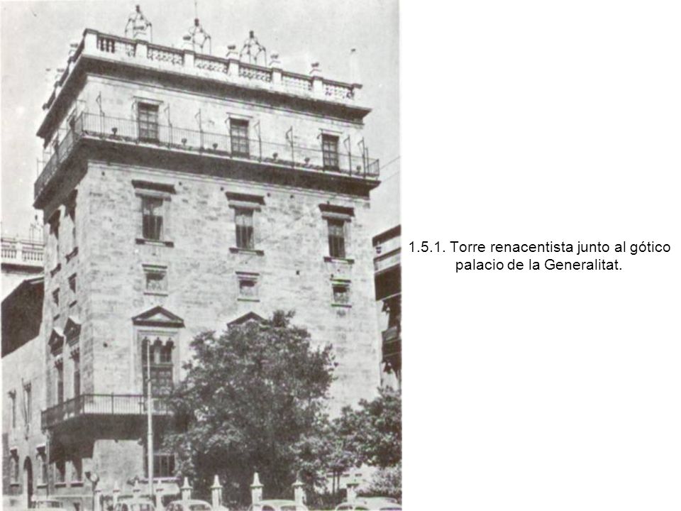 Torre renacentista junto al gótico palacio de la Generalitat.