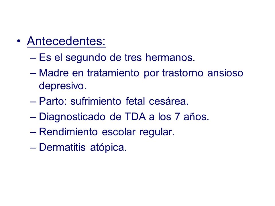 Antecedentes: Es el segundo de tres hermanos.