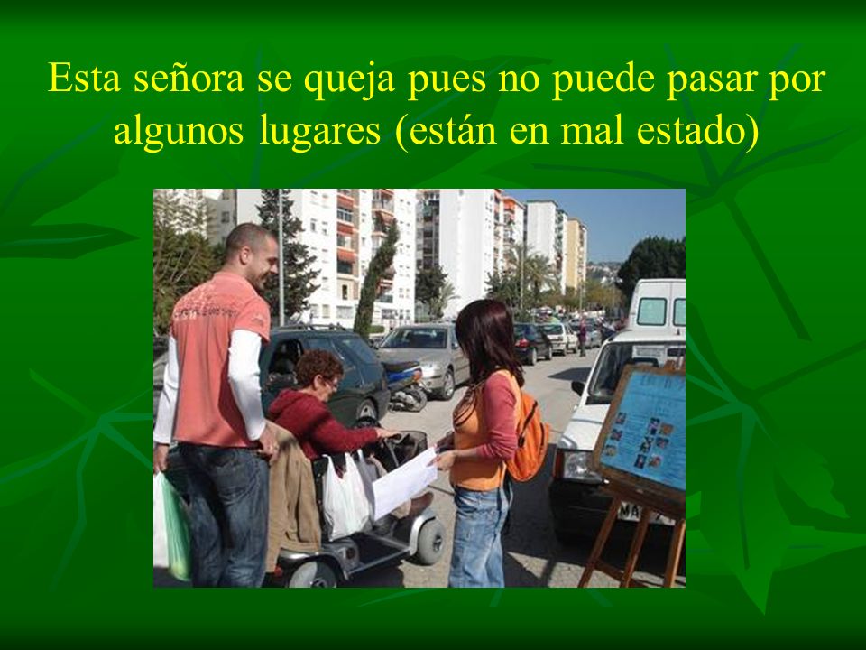Esta señora se queja pues no puede pasar por algunos lugares (están en mal estado)