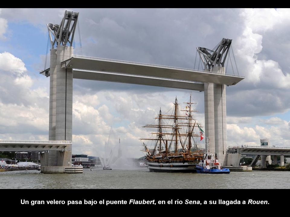 Un gran velero pasa bajo el puente Flaubert, en el río Sena, a su llagada a Rouen.