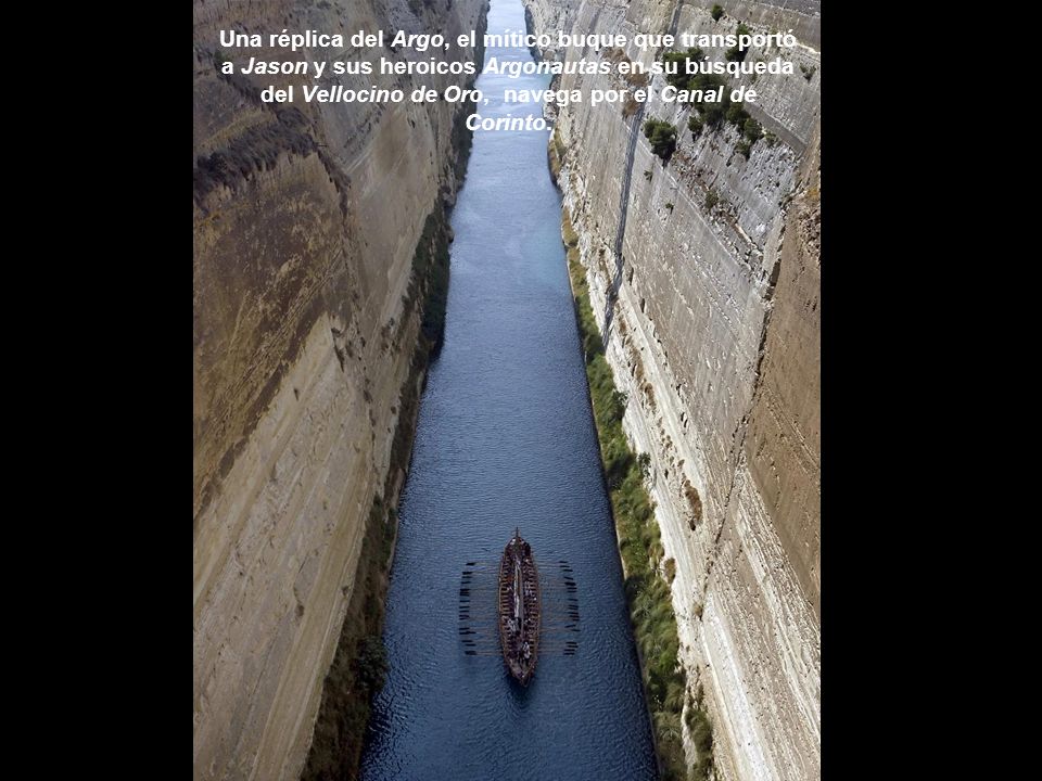 Una réplica del Argo, el mítico buque que transportó a Jason y sus heroicos Argonautas en su búsqueda del Vellocino de Oro, navega por el Canal de Corinto.